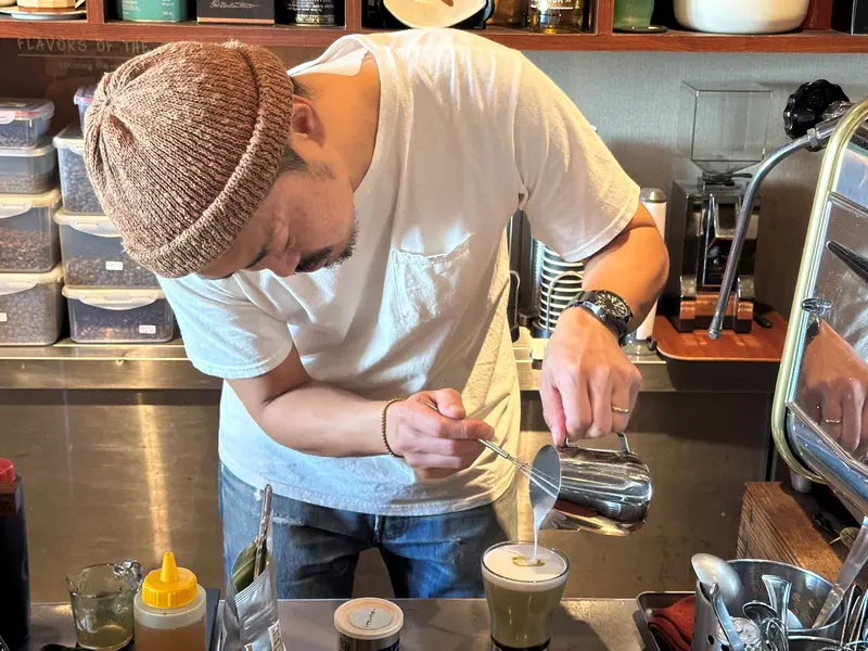 LAMP COFFEE　ドリンクをつくる港井さん