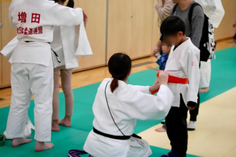 柔道着を着る様子