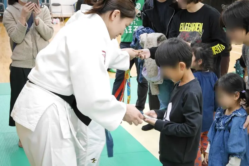 メダルを触る様子