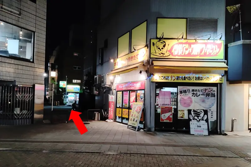 BAR天国までの道順_「インディアン・スパイス・マーケット」の間の路地を入る