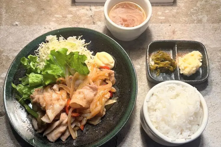 BAR天国の定番メニュー「生姜焼き定食」