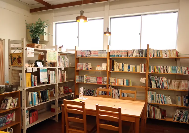 Deep Forest_内観_本棚