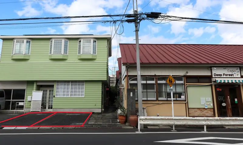 Deep Forest_駐車場_店舗前