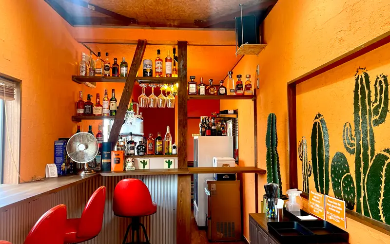 二階のBARコーナー。広々と開放的。窓際のカウンターにはDJブースを設けてイベントも行なうことも