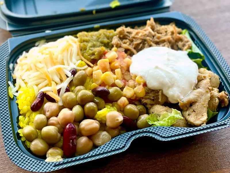 女性にも人気のブリトーボウル(サワークリームのもの)。野菜もたくさん採れるのでヘルシーなのがうれしいですね