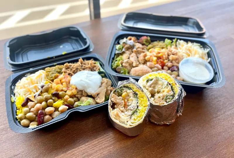 看板メニューのブリトーとブリトーボウル（サワークリームのもの）。ボリューミーで超おいしい！