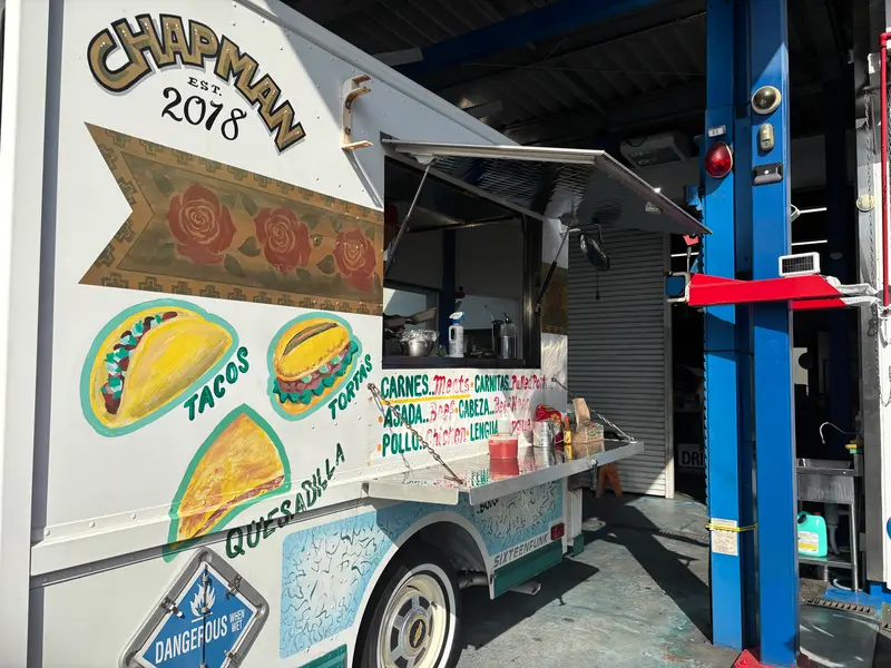 HOMETOWNGROCERIES_キッチンカー寄り