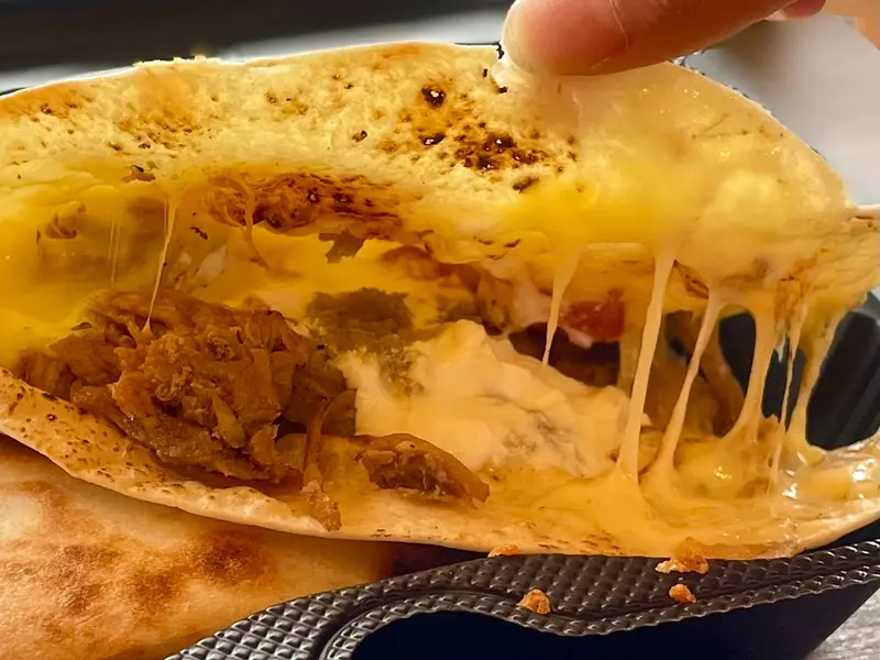 チーズとろけまくりのケサディーヤ！チーズ好きならぜったい食べてほしい！