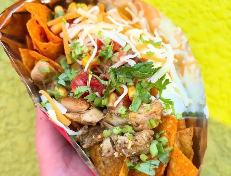 トルティーヤチップスの袋にいろいろ入れちゃおうよ！という大胆な発想がすごい！(笑)