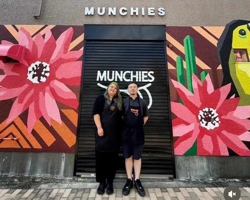 素敵な壁画の前で。マンチーズのお二人、クリスティーンさん（写真左）とガジーくん（写真右）