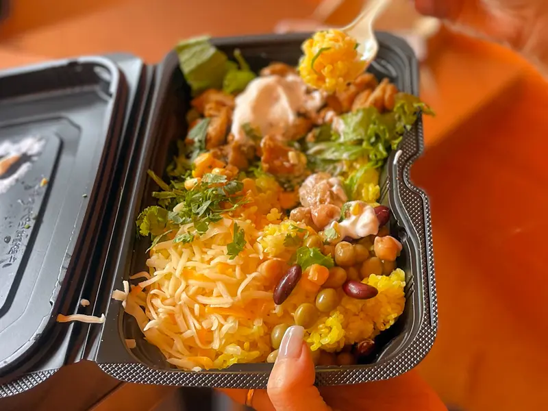 一皿でバランスの良い食事が採れるのは、忙しいランチタイムにもうれしいですよね