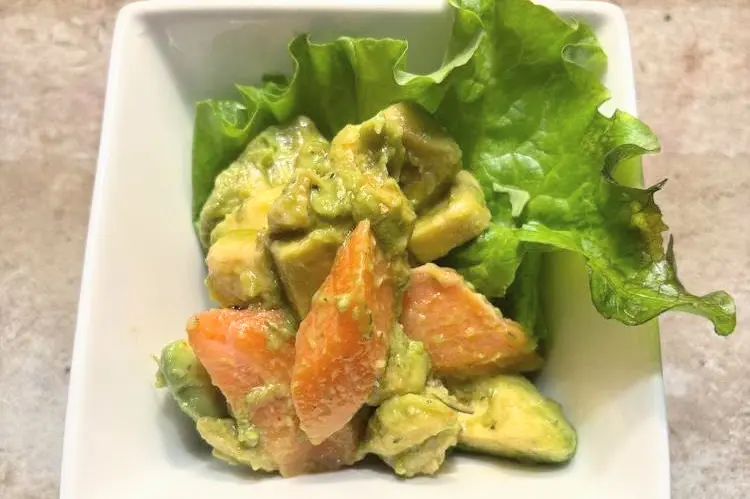 BAR天国の定番メニュー「サーモンアボカドポキ」