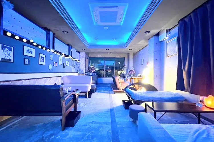 BAR天国のブルーの照明の幻想的なテーブル席