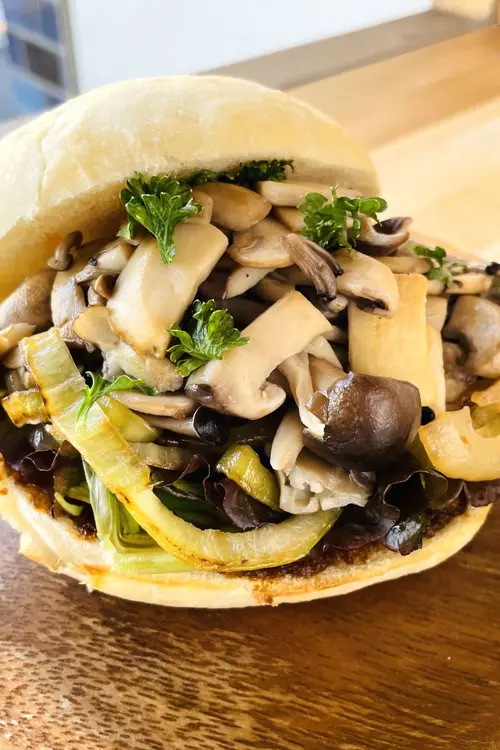 TAKAO VEG STAND_3種のキノコとあめ色玉ねぎのサンド