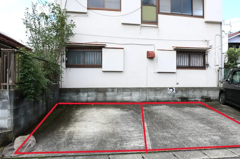 Deep Forest_駐車場_店舗奥