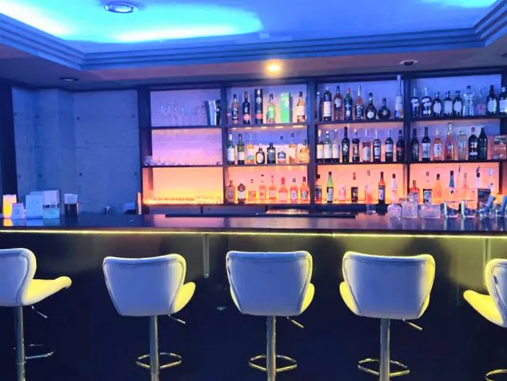 BAR天国のブルーの照明で幻想的なカウンター席席