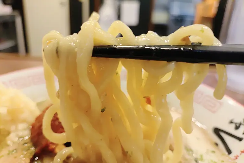 「からみそラーメン」のスープが絡む中太ちぢれ麺