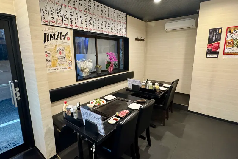 じゃじゃ旨　テーブル席