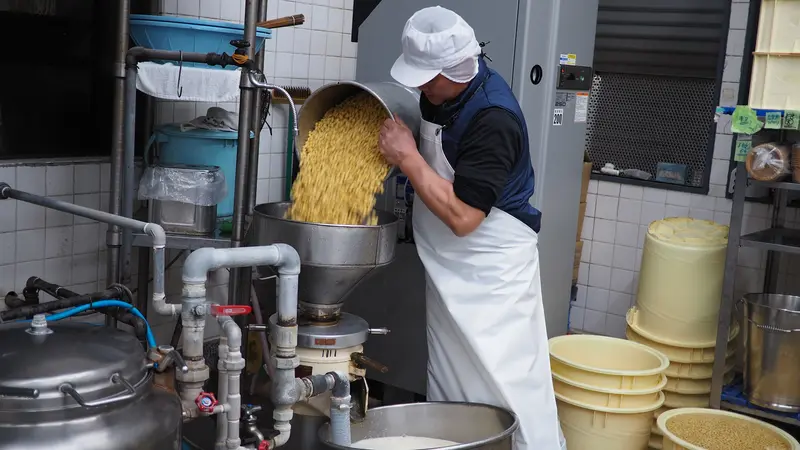 大豆を機械へ投入