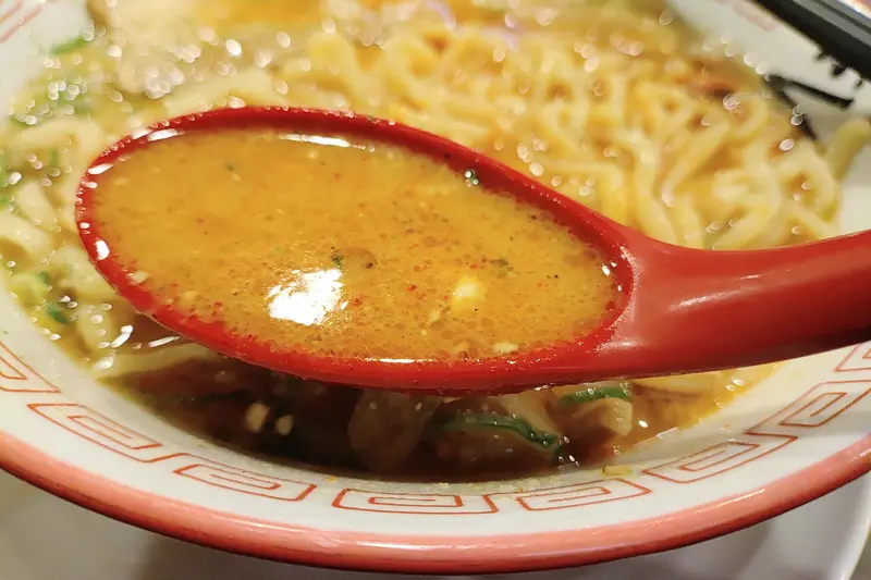 「からみそラーメン」のからみそとニンニクを混ぜたスープ