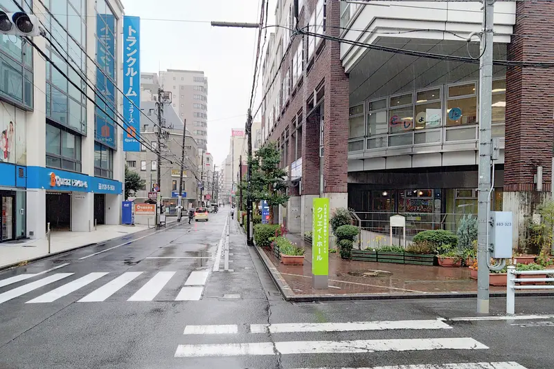 トランクルーム「キュラーズ」の向かいにある「クリエイトホール」