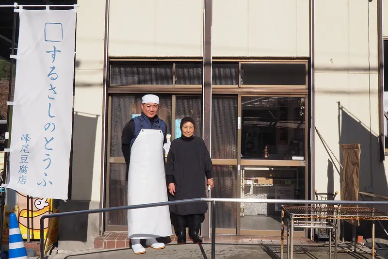 3代目店主の勝さんとお母様。