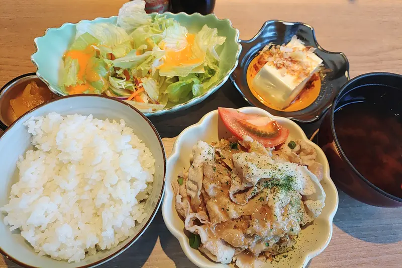 北八王子駅西口から徒歩6分の場所にある「Cafe Dining ICHIFU(一歩)」の日替わりランチ「豚しゃぶ定食」1000円