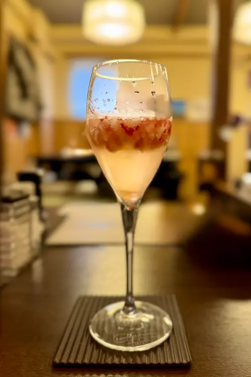 大山の天然水いちごサワーグラス全体