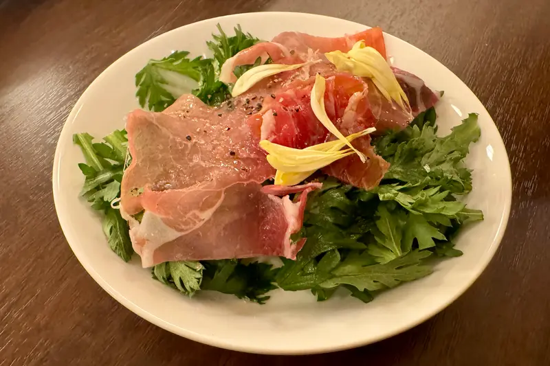 はじまりの春菊、生ハムと共に