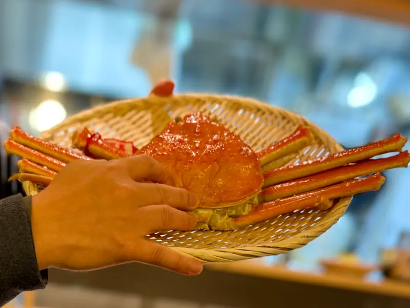 松葉ガニと地魚の刺身盛り松葉ガニ丸ごと