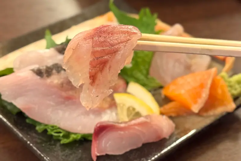 松葉ガニと地魚の刺身盛り箸上げ