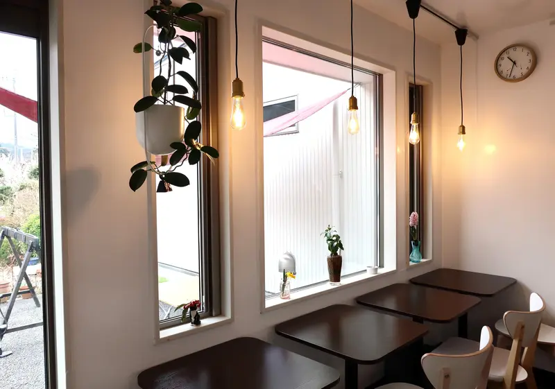 コーヒーアドベンチャー_内観_窓辺