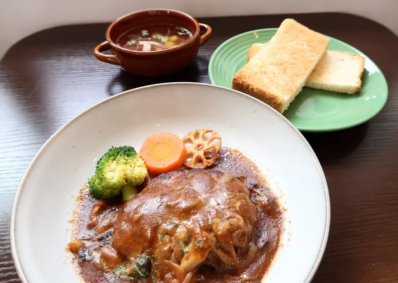 コーヒーアドベンチャー_煮込みハンバーグ