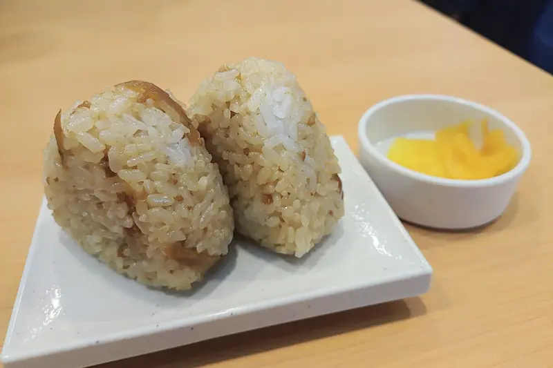 「資さんうどん八王子大和田店」かしわおにぎり(2個)