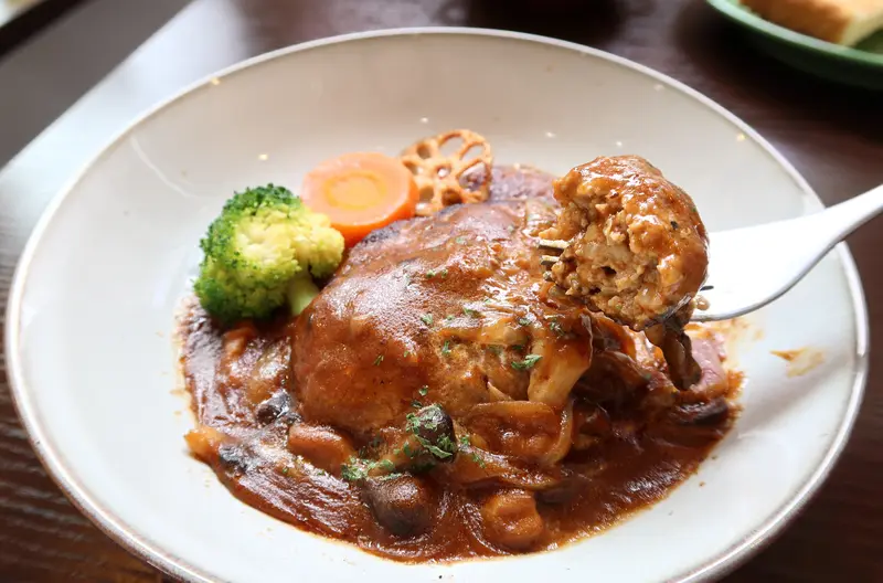 コーヒーアドベンチャー_煮込みハンバーグ_箸上げ