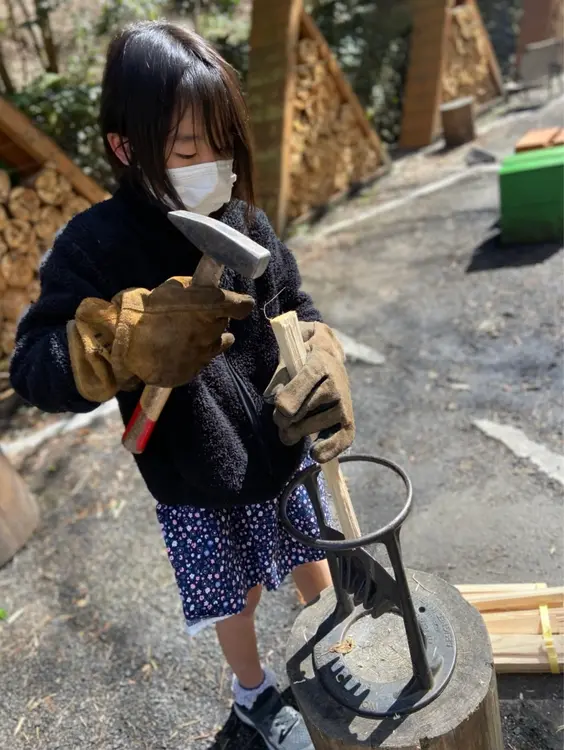 タキビメン　薪割り