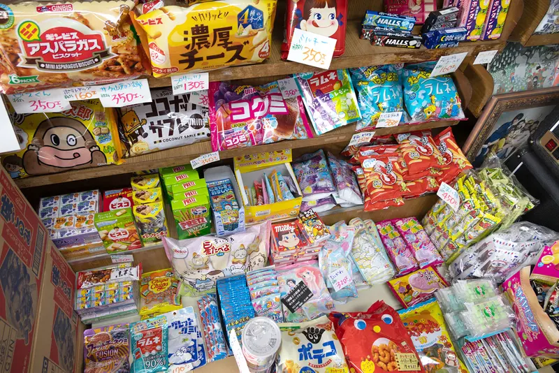駄菓子屋のあっちゃんに会いに行く。ロックとお菓子が混ざる八王子の