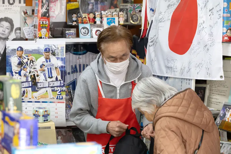 駄菓子屋のあっちゃんに会いに行く。ロックとお菓子が混ざる八王子の