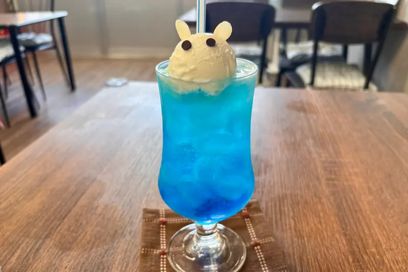 ネコ？ウサギ？かわいいクリームソーダが話題！『3052cafe』オープン