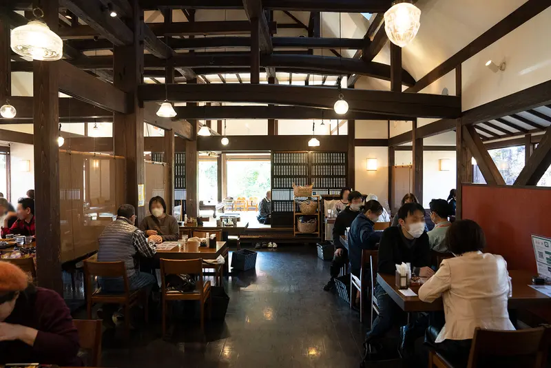 うどん開都店内