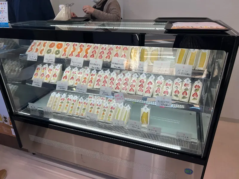 フルーツサンド専門店纏店頭
