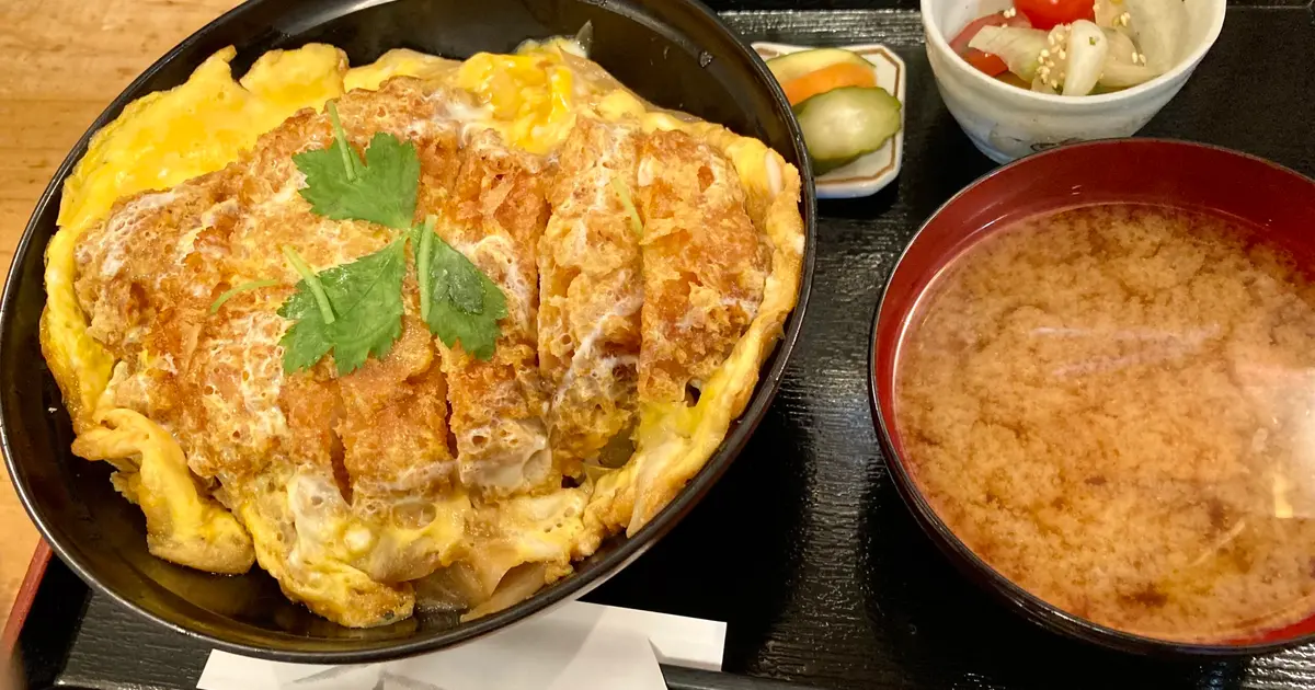 安倍元総理も食した特別カツ丼に舌鼓!! 老舗の定食屋『信年』 | 八王子