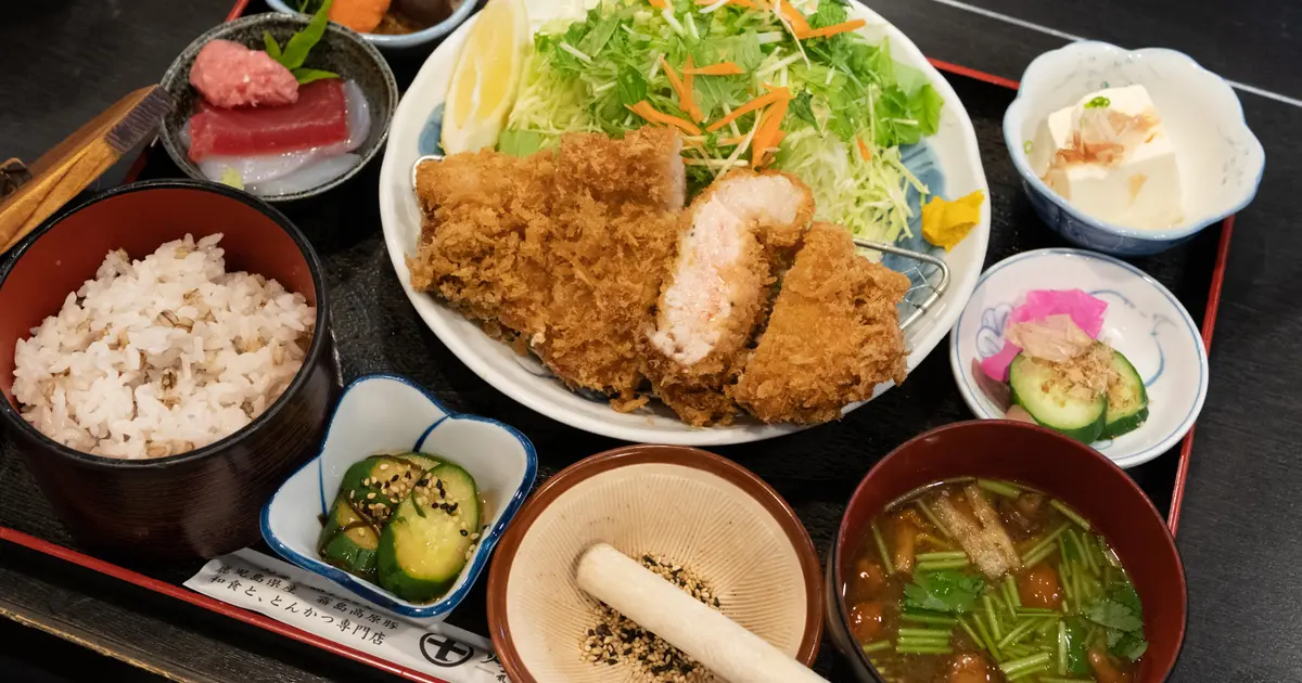 創業42年！豊富な小鉢が人気の老舗とんかつ店『高尾 煉瓦屋(れんがや