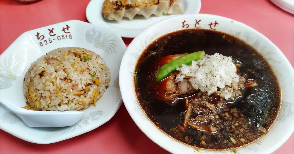 八王子名物！コスパ最高の黒いラーメンが食べられる中華料理屋『ちとせ