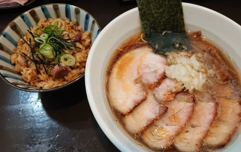 お昼で売切れ続出？！八王子ラーメンの高みを目指す中華そば『弥栄