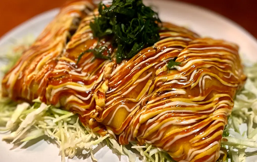 広島お好み焼きに、トロットロのとんぺい焼き。絶品鉄板焼きが楽しめる