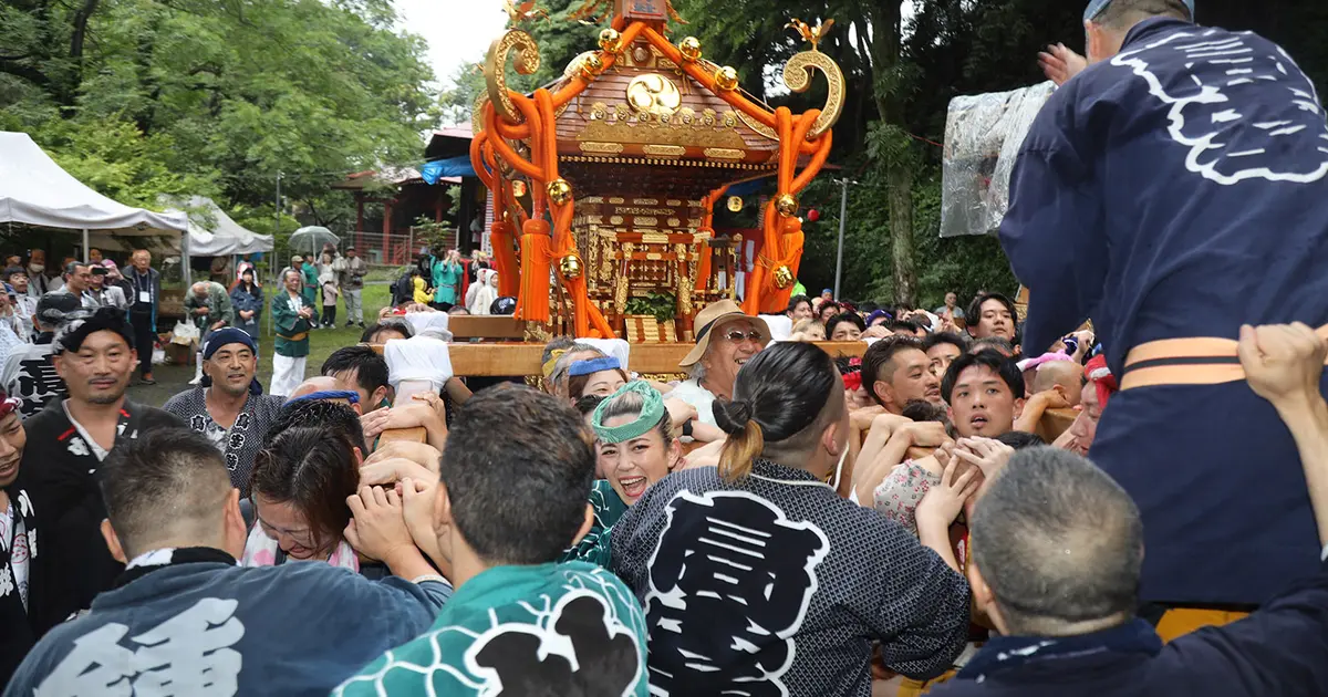 お神輿 階段を登る神輿！『高宰神社例大祭』怒涛のエンディングは迫力満点