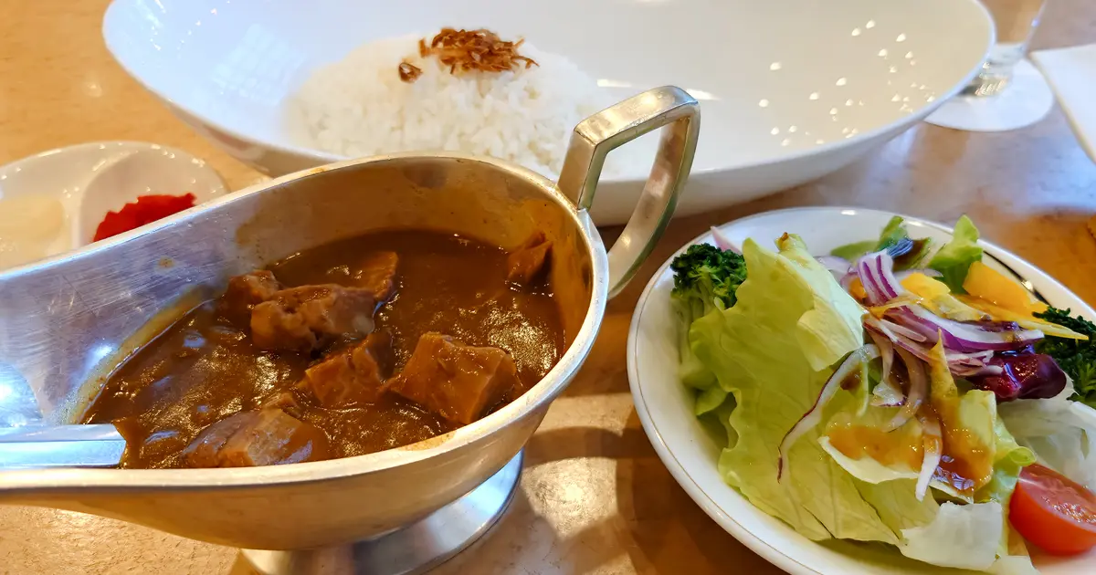 牛肉ゴロゴロ！優雅なラウンジで伝統のビーフカレーを堪能 | 八王子