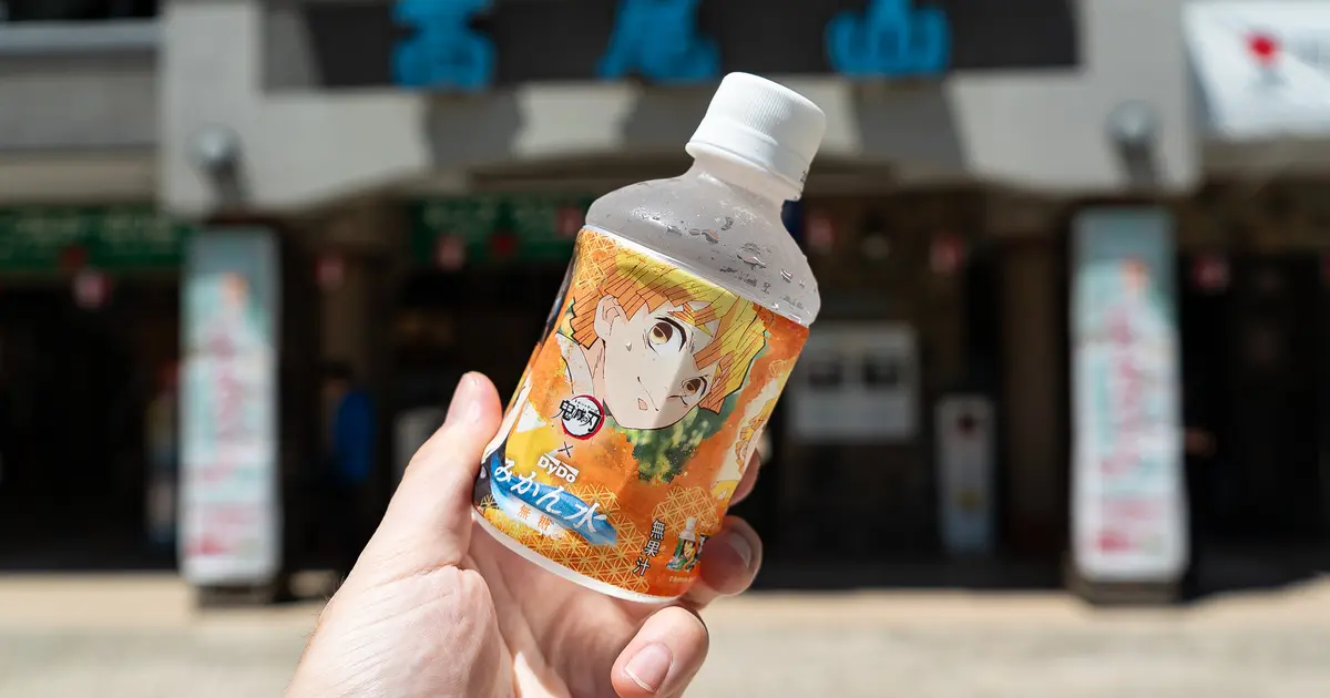 話題】『鬼滅の刃』ラッピング自販機が高尾山口に登場！炭治郎・善逸