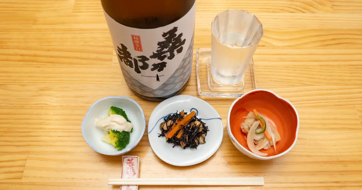 和を感じる角打ちで昼飲み！こだわり惣菜が光るハッピーアワー限定
